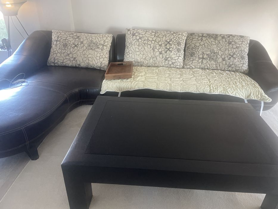 Ъглов диван кожен и маса от масивно дърво