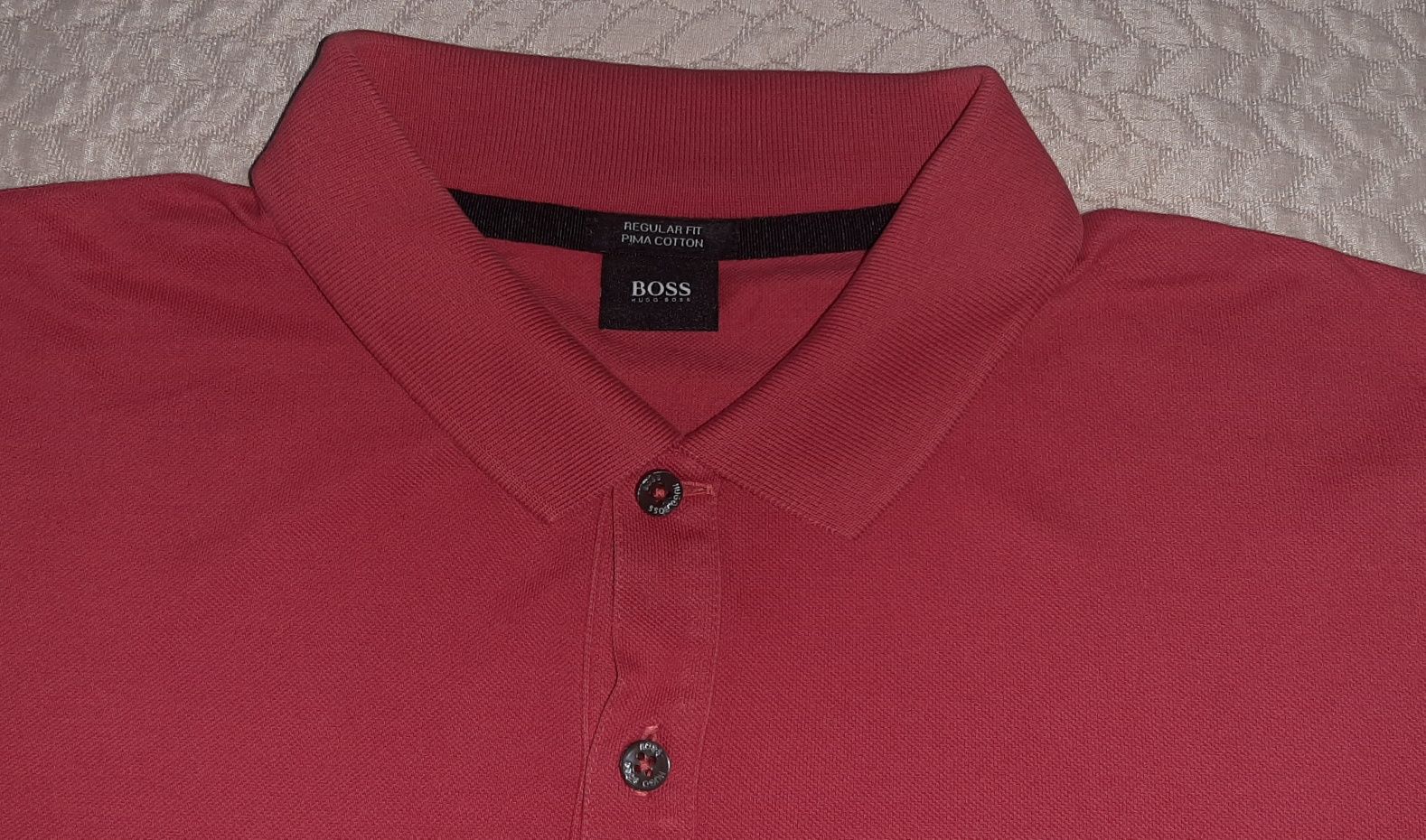 Tricou marimea  L de la Hugo  Boss de culoare rosie impecabil