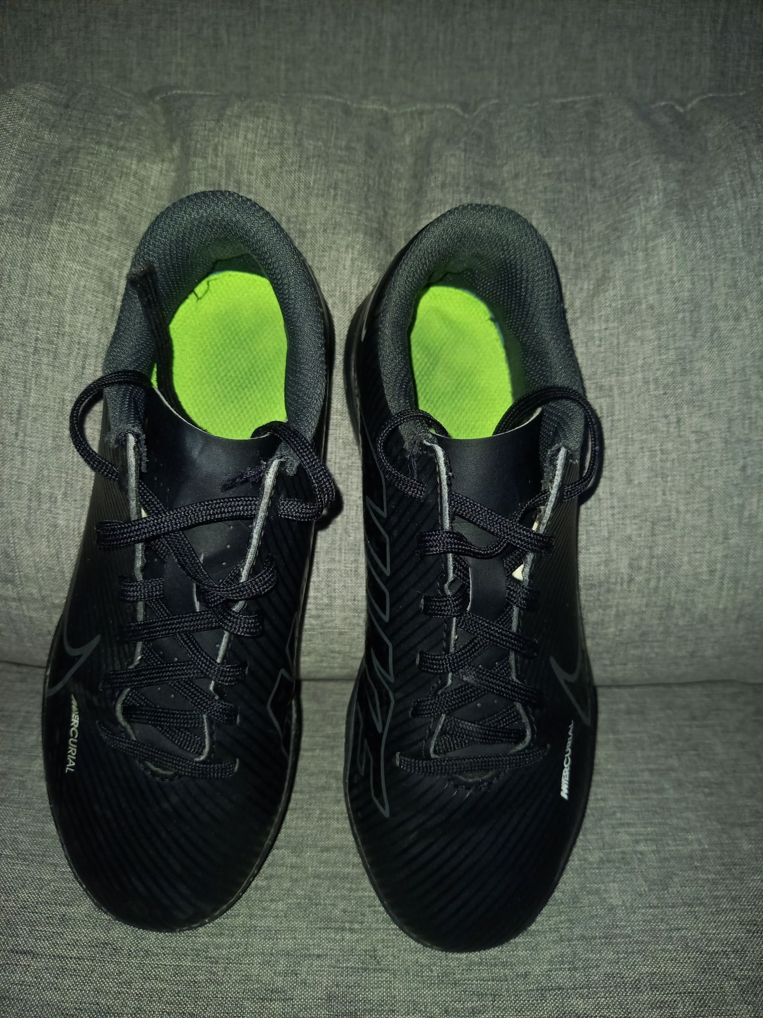 Ghete de fotbal Nike Mercurial 34
Încălțăminte de fotbal pentru copii