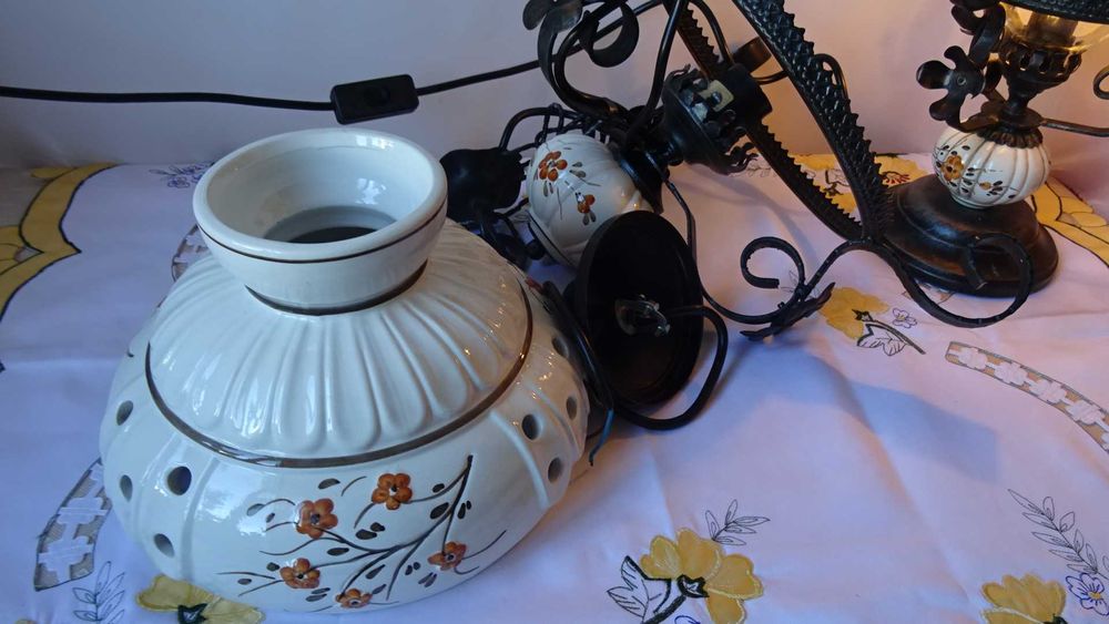 Настолна лампа и полилей  с  декорация в стил Рустик