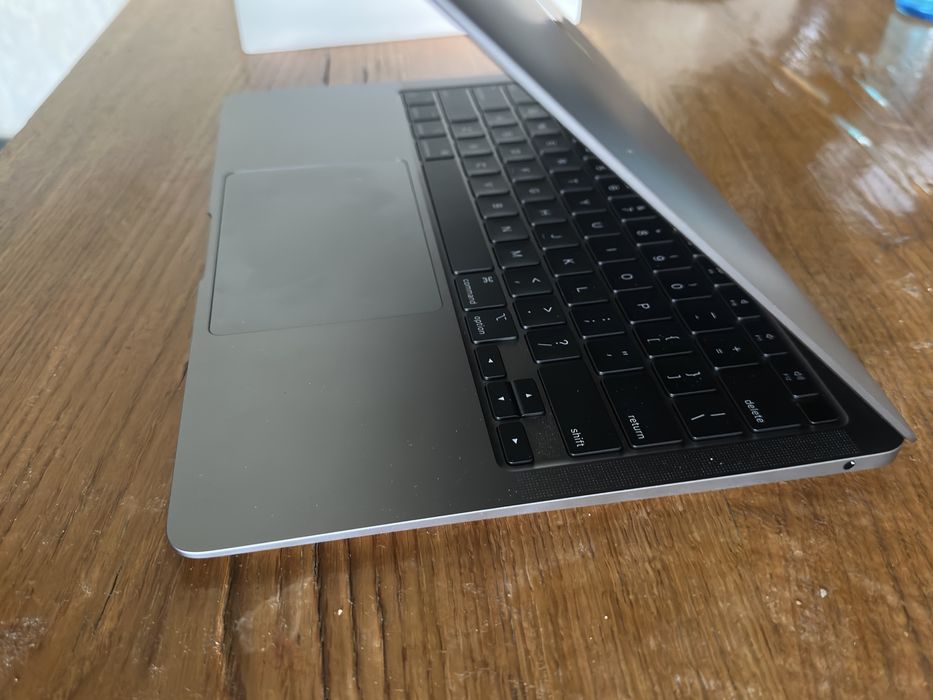 Macbook Air 2020 8/256 42 sikl   97%yomkost