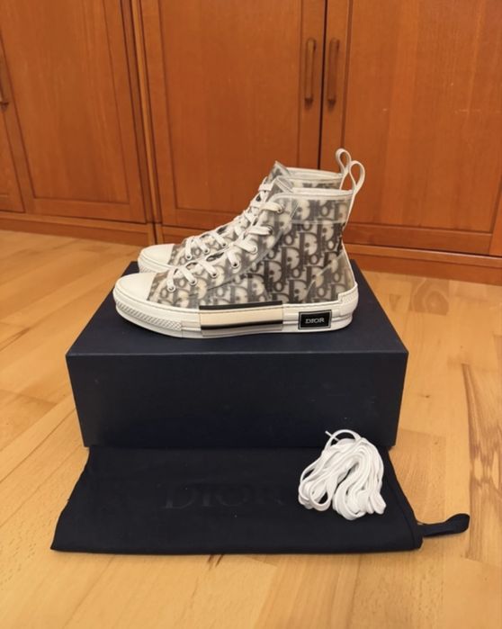 Dior B23 High-Top Sneakers, modelul iconic cu print Oblique.