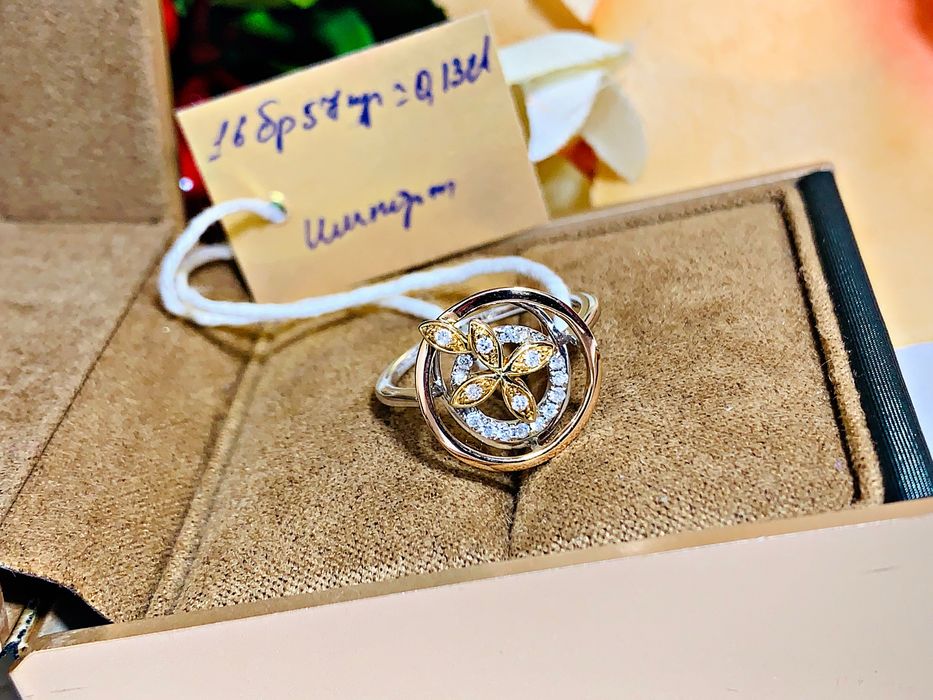 Нежное золотое кольцо с бриллиантами