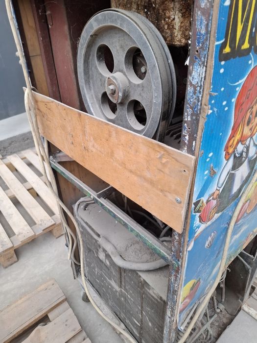 Muzqaymoq chiqaradigan apparat sotiladi