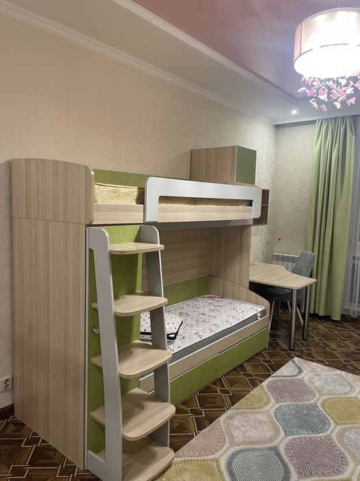 Продам двухярусную детскую кровать со шкафом и столиком.