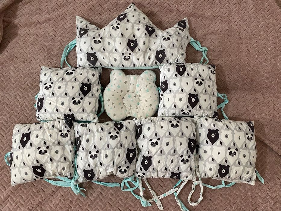 Бортики +подушка для головы.