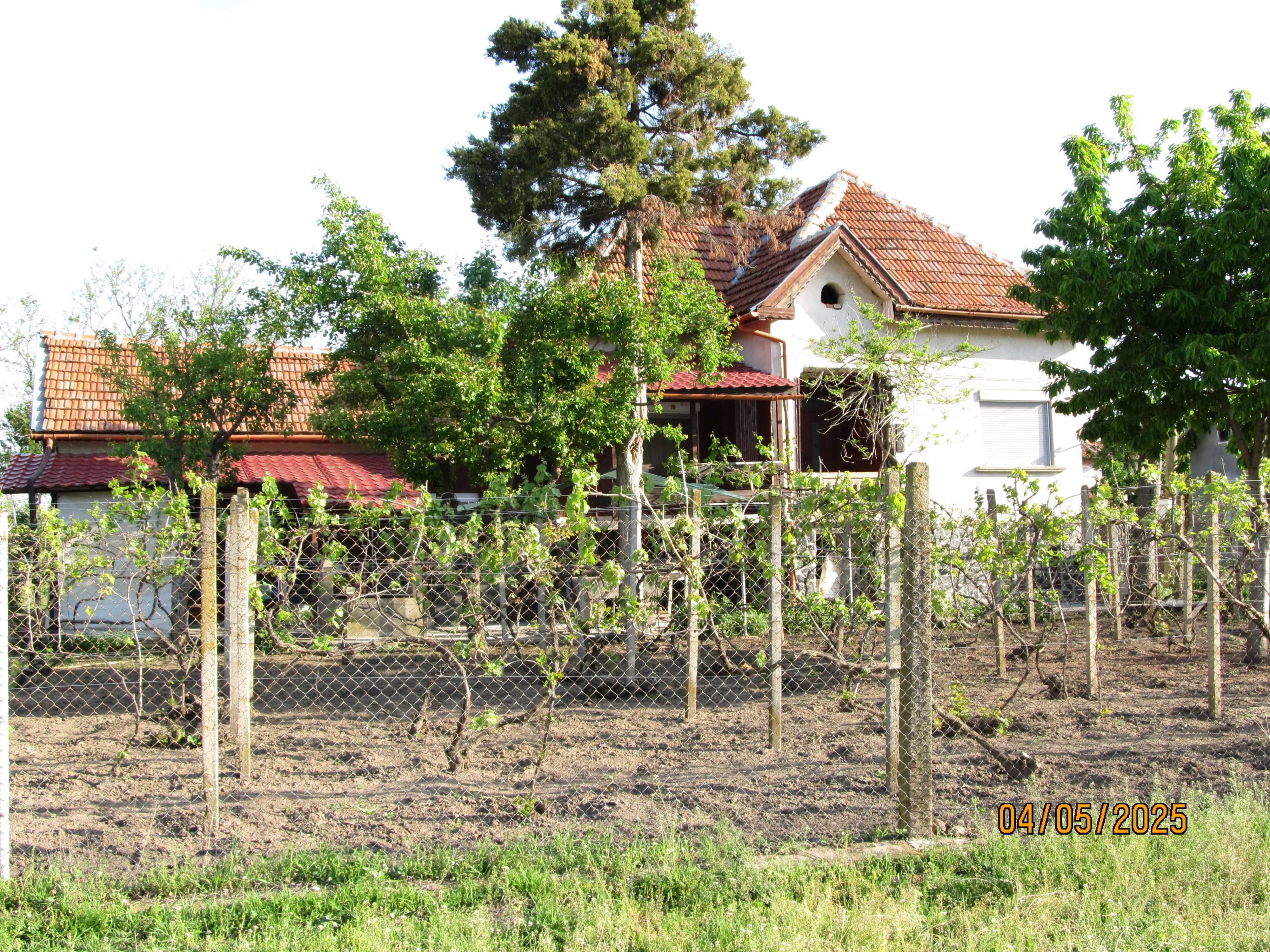 Продавам обитаем селски имот