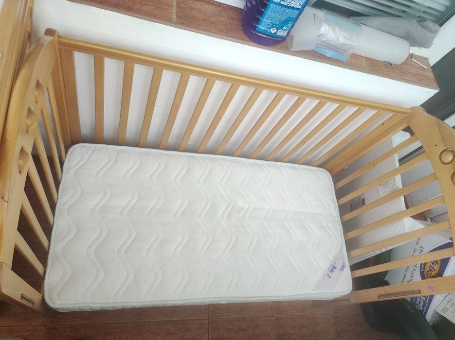 Кошара от масивно дърво с матрак и повивалник сък сваляща се преграда