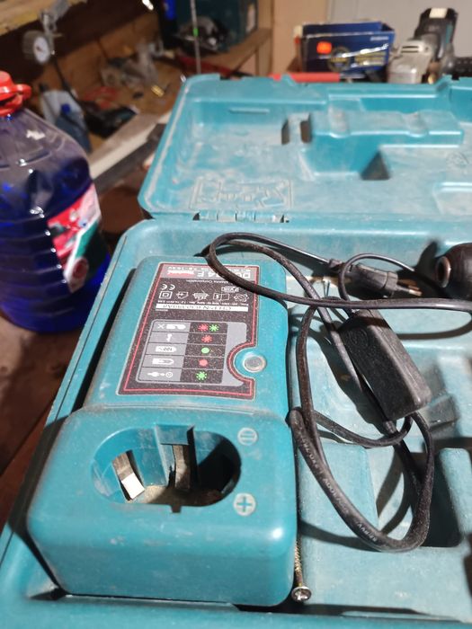 Makita.  6271 D. .