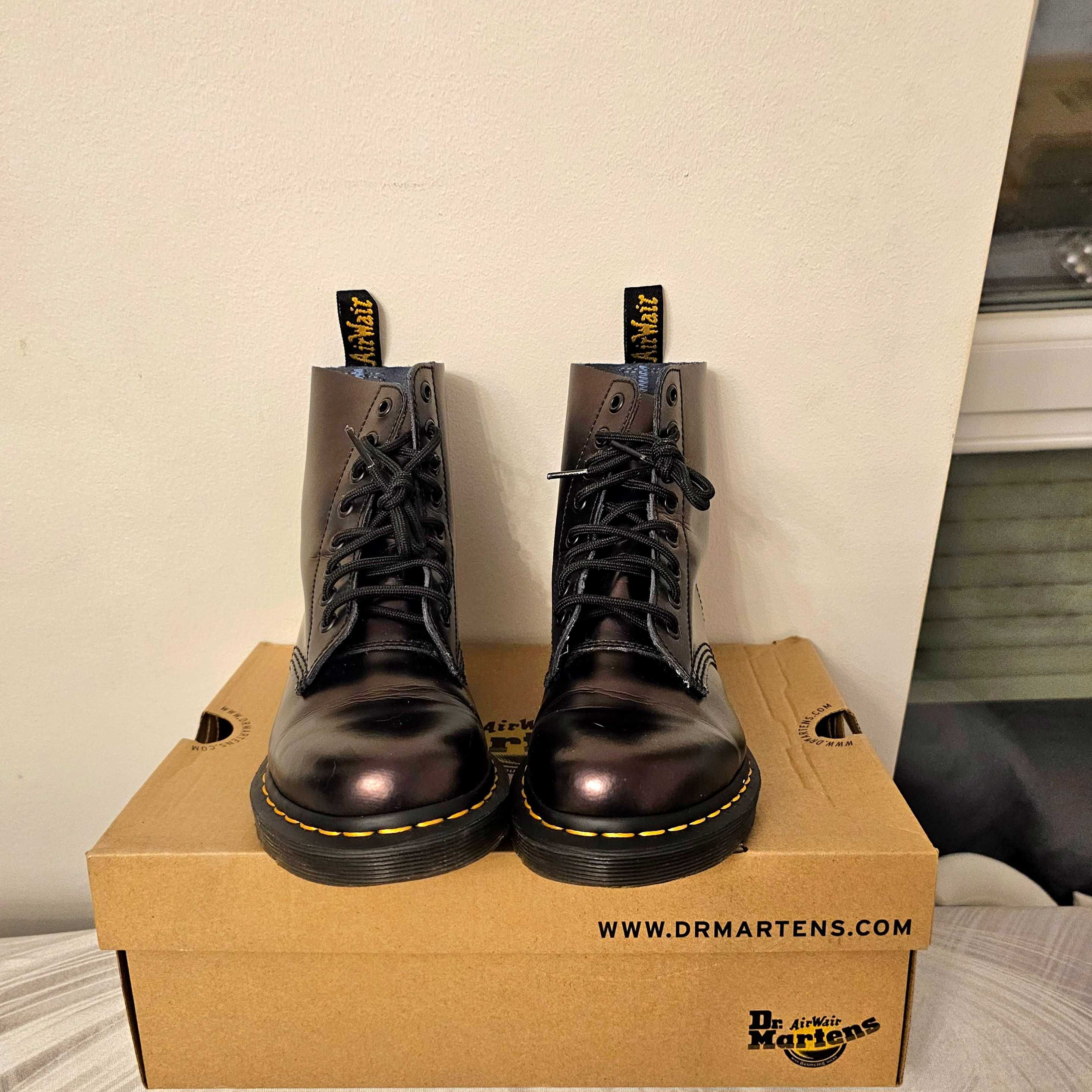 Bocanci Dr Martens Red Chroma piele  220 lei