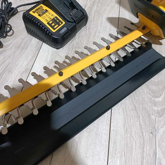 Fierastrau foarfeca taiat gard viu pe acumulator DeWalt DCM563