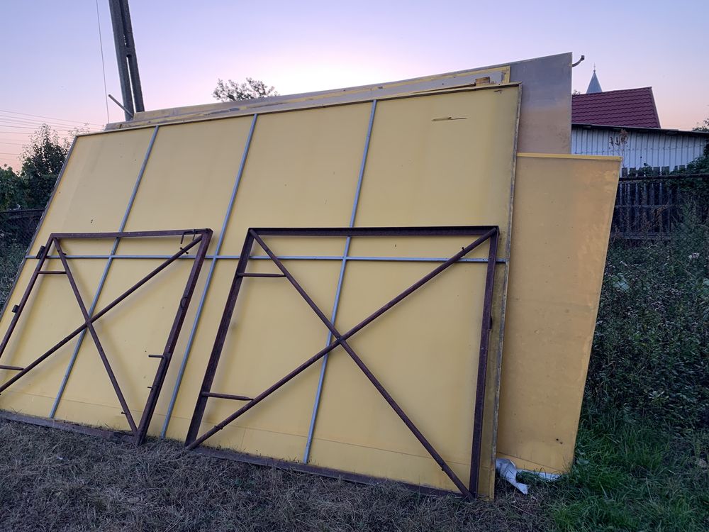 Copertina din prelata fixată pe structura metalică