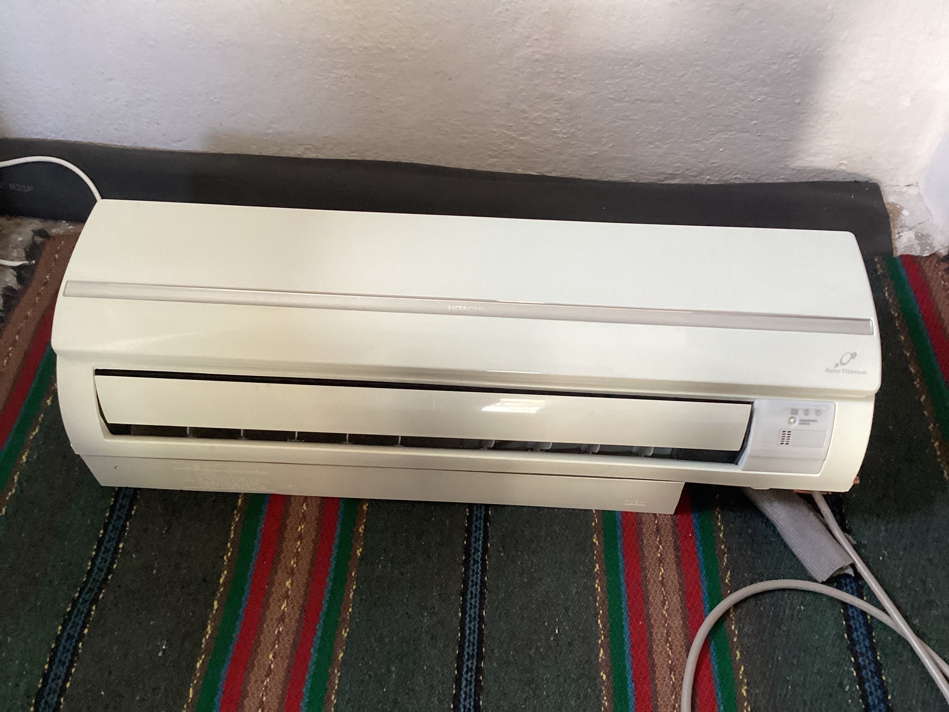 Продавам климатик Hitachi