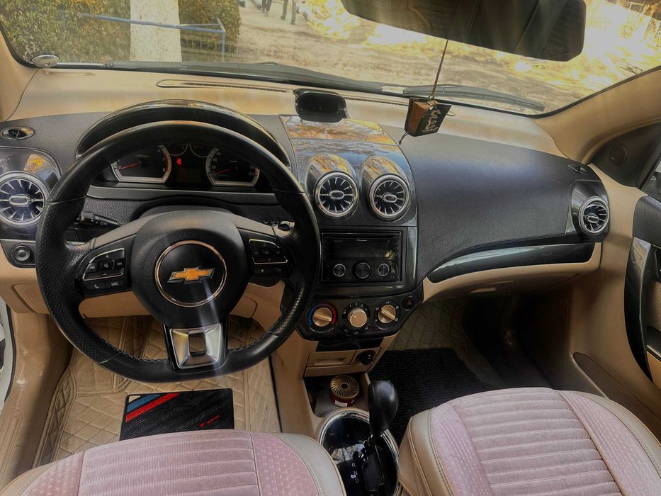 Нексия 3 с бежевым салоном.