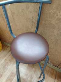 Барный стул серого цвета