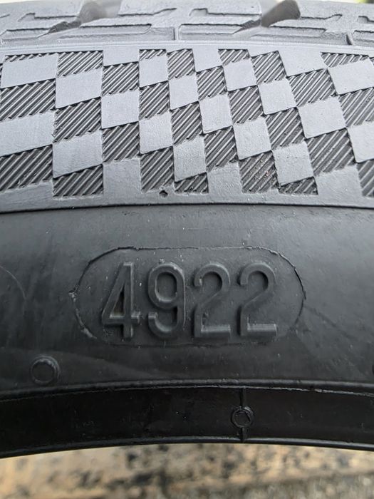 Vând două anvelope de iarna continental 255 35 19 dot 4922