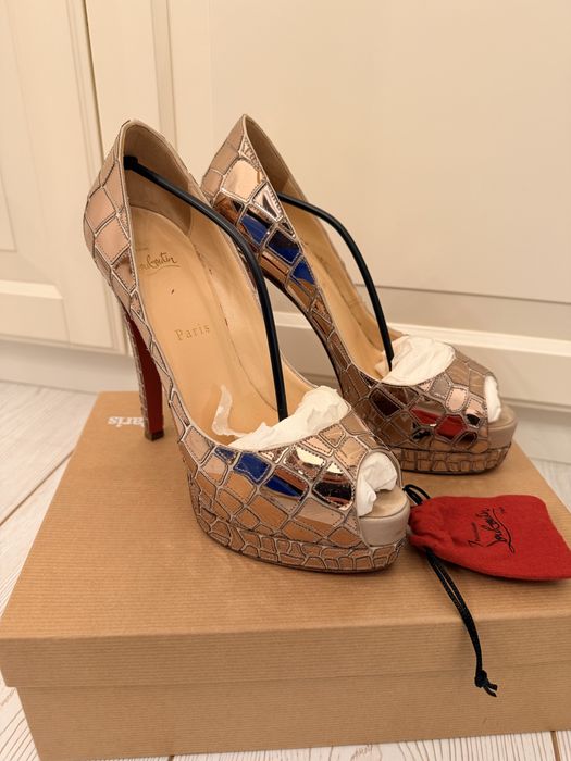 Pantofi Louboutin marime 38.5