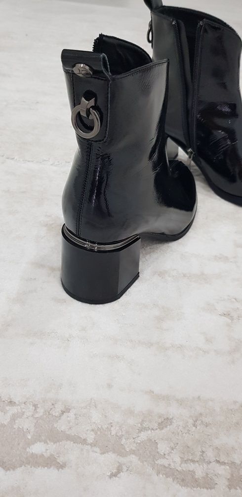 Botine negre din piele lăcuită