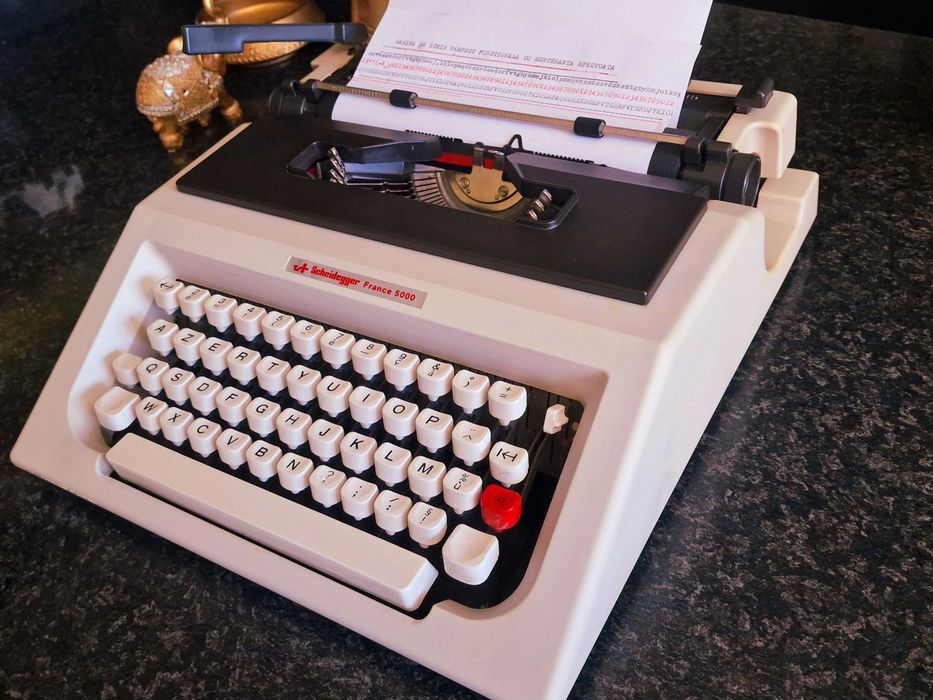 Masina de scris perfecta, cadoul retro potrivit