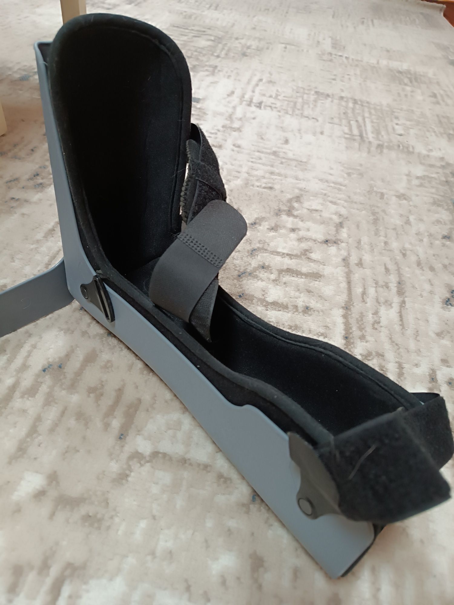 Инвалидная коляска, противопролежный матрас, шина на ногу