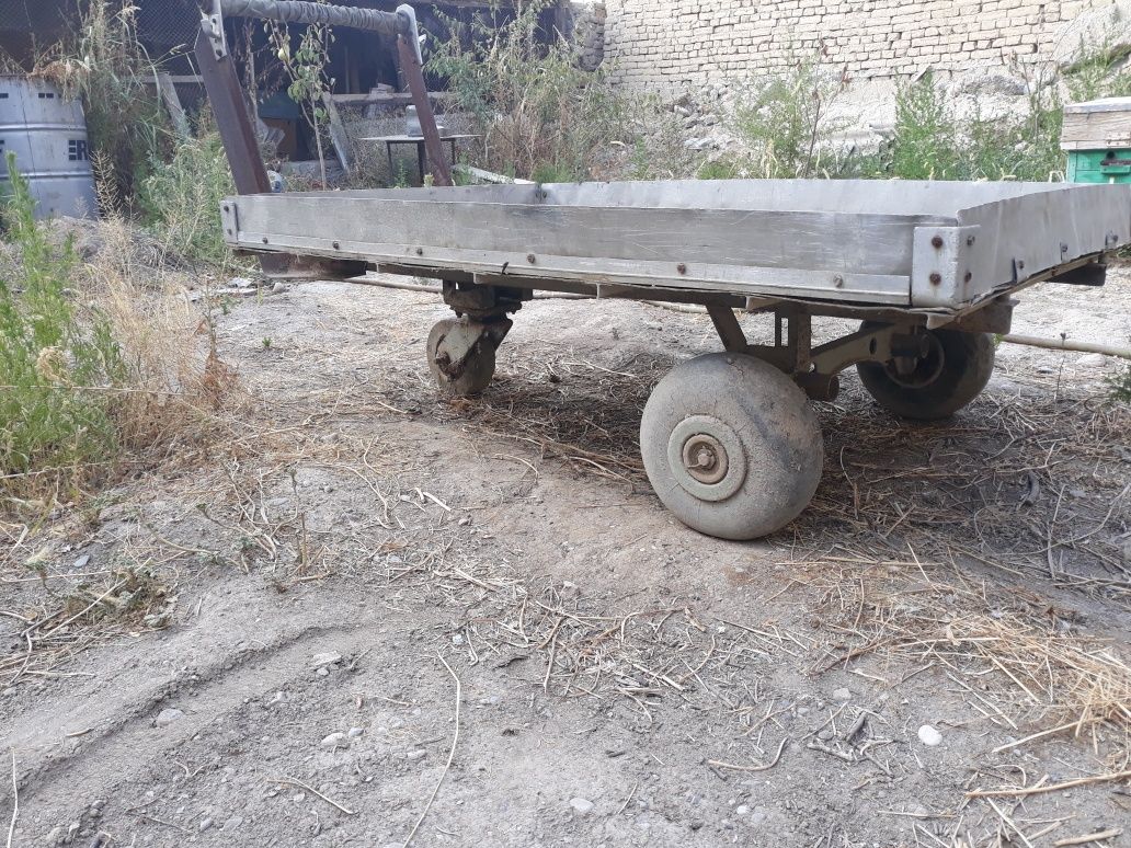 Уч ғилдиракли бозор арава.