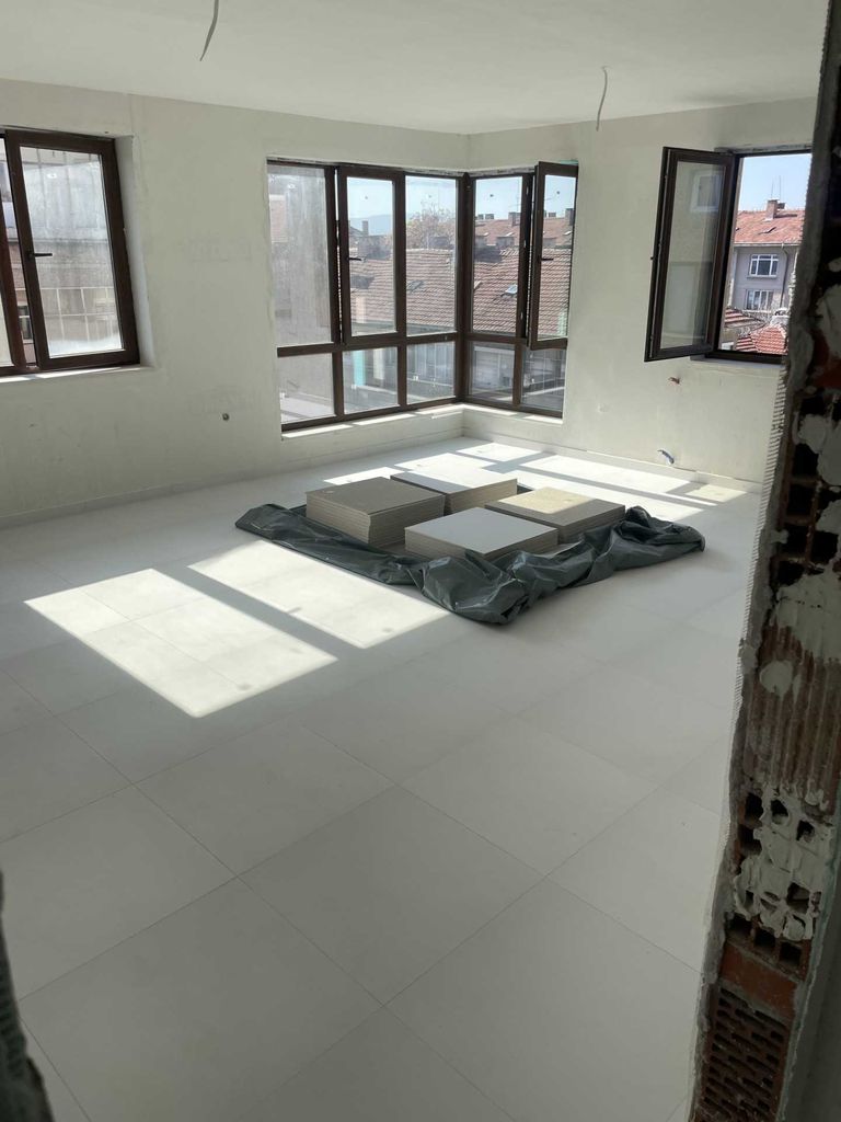 Продава се Тристаен апартамент в Казанлък - 101 кв.м за 1455 €/кв.м - Снимка #2