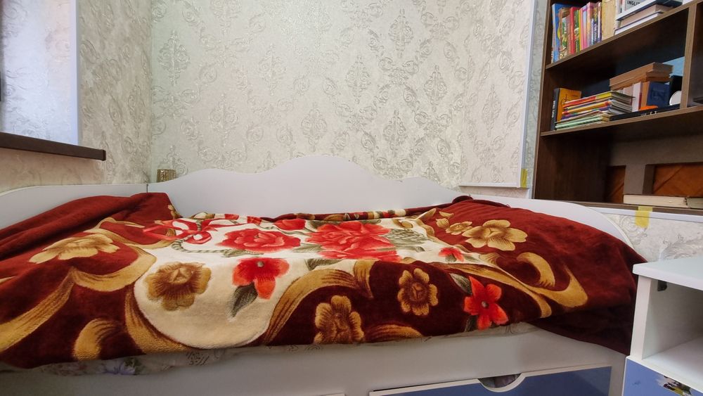 Большой шкаф и кровать