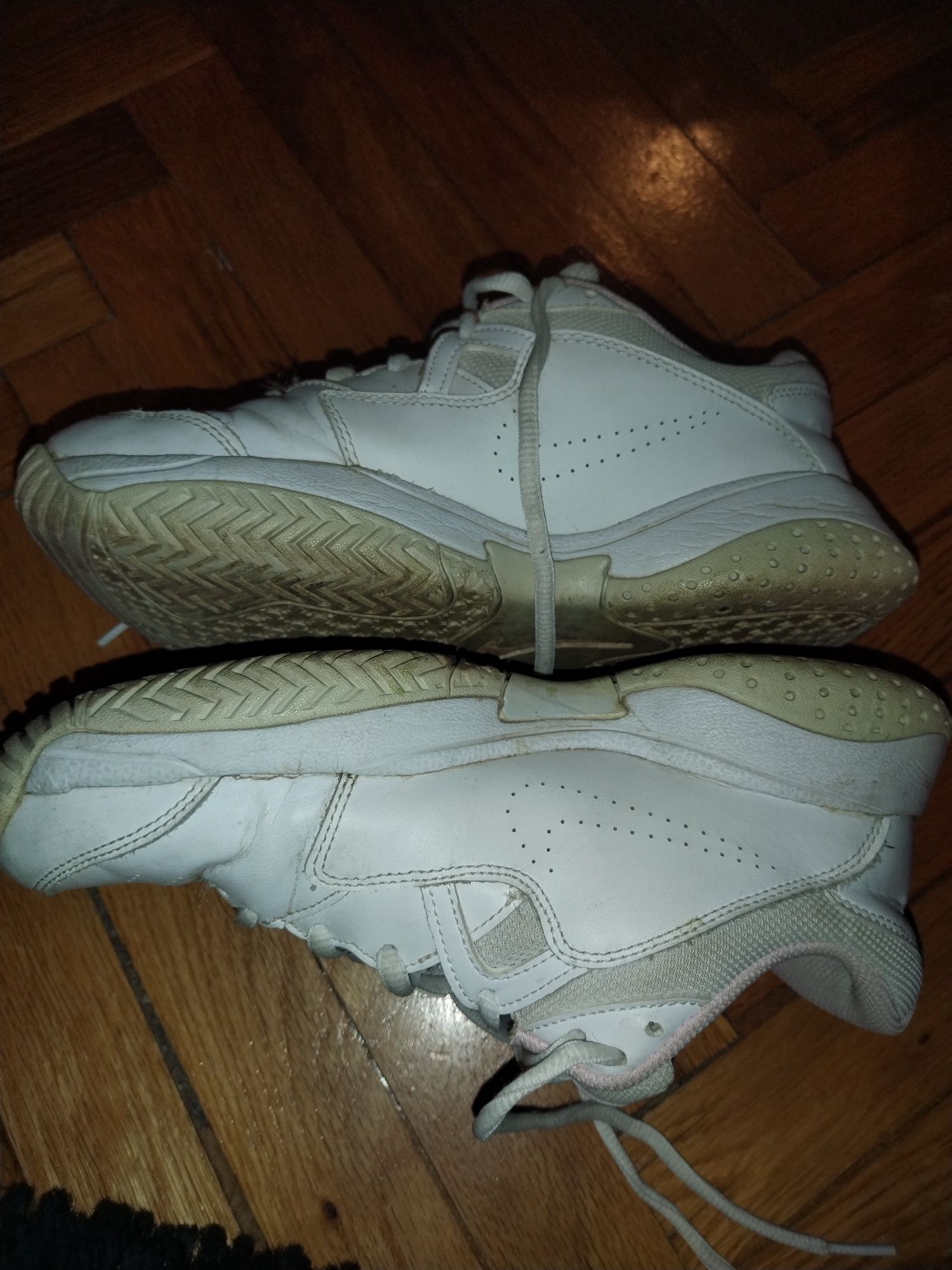 Vând papuci Nike albi