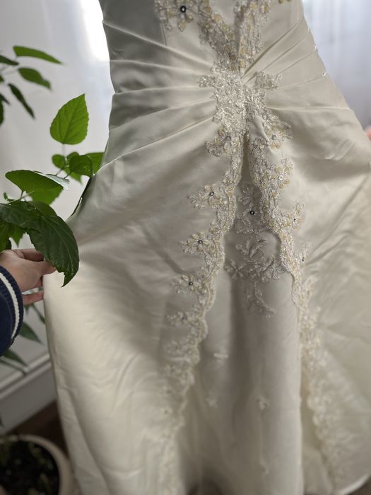 Rochie de mireasa purtata odata. Aplicatii cusute manual