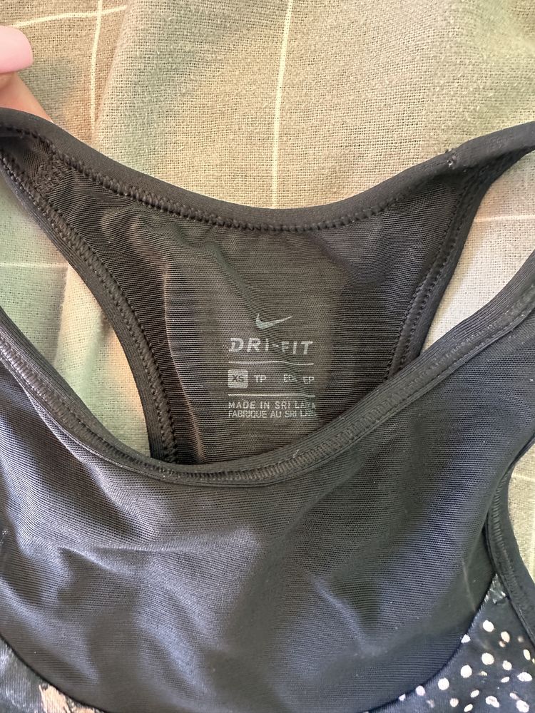 Спортни бюстиета Nike