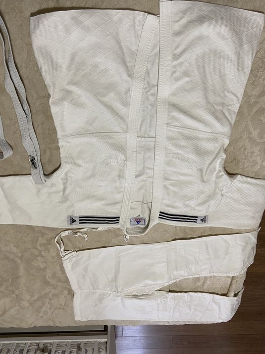 Продаю кимоно Адидас в белом цвете ,новое!