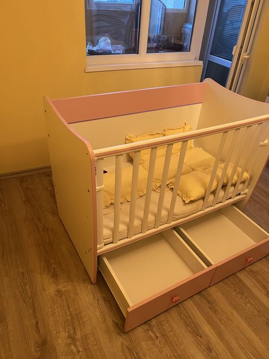 Бебешка кошара с люлеещ механизъм