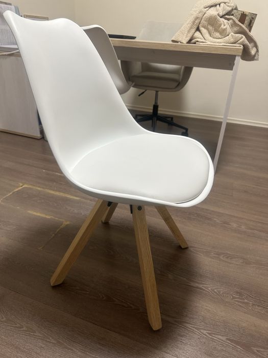 2 броя посетителски столове за бюро