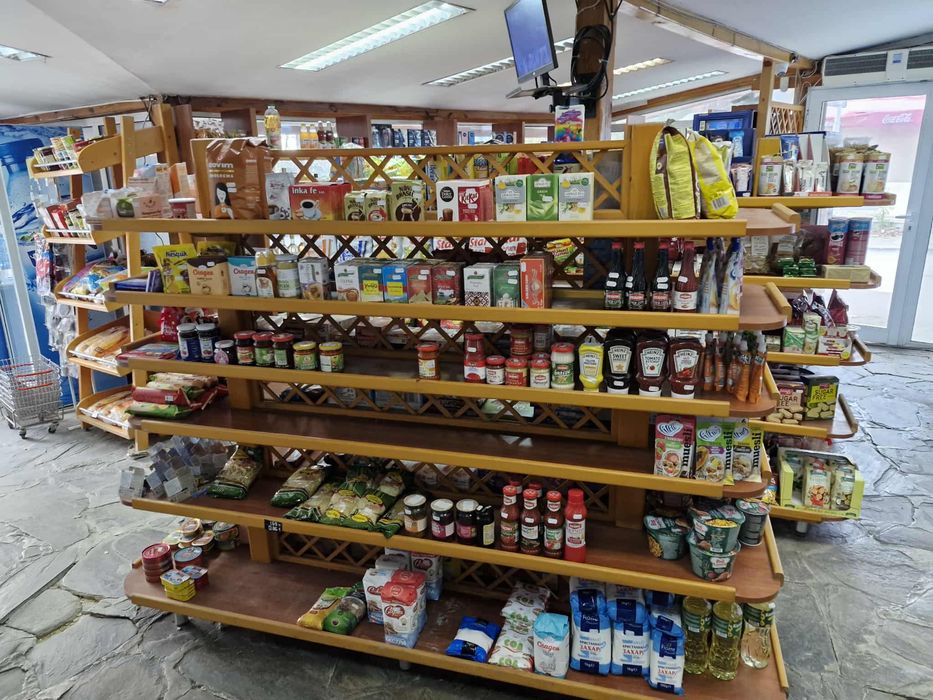 Дървени стелажи за магазин