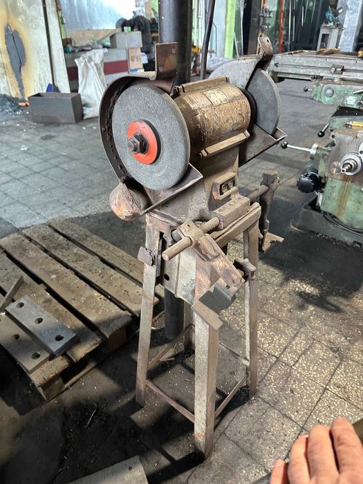 Шмиргел, трифазен, работещ.