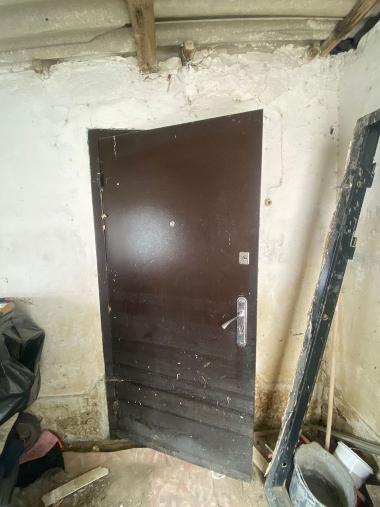 Продаётся наружная дверь