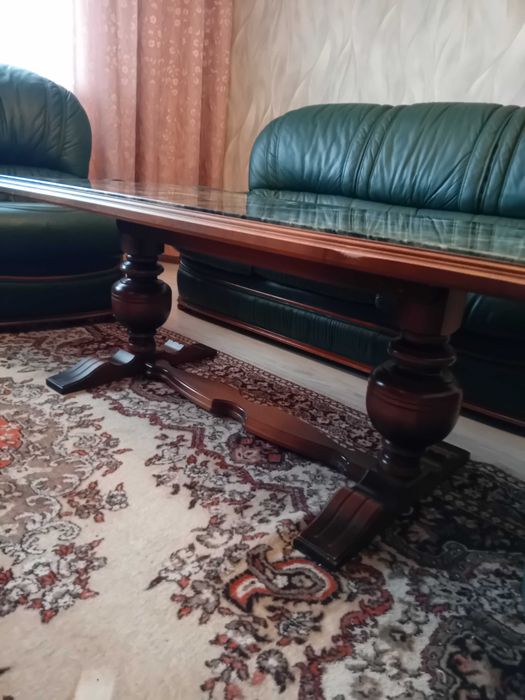 Canapele  pele naturală combinată cu lemn cireș.