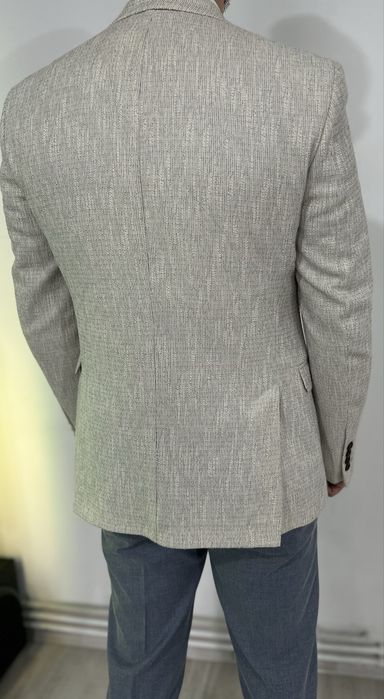 Vand costum barbati culoare sacou alb, marimea 46 (S) !