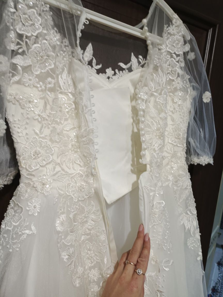 Продам свадебное платье размер 42-44 Покупала за 200.000.