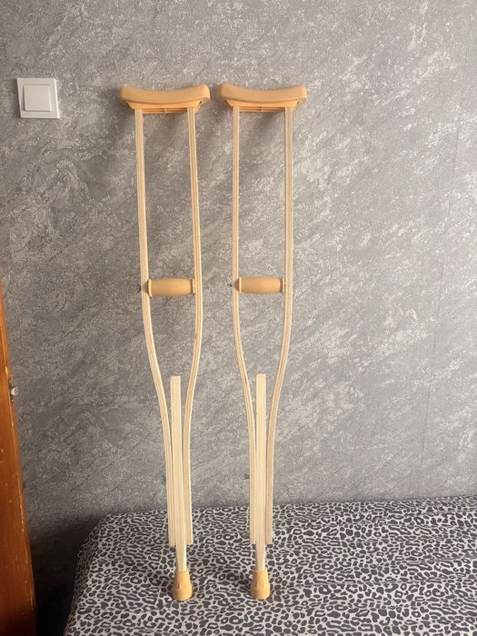 Костыли новые из дерева