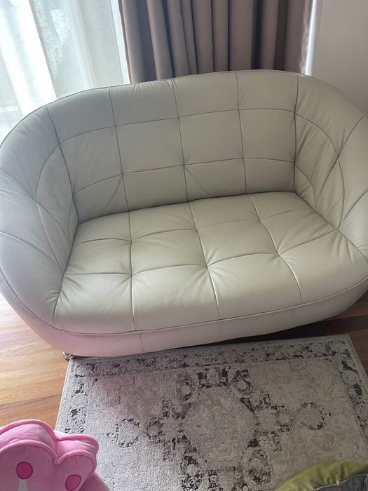 Set Canapele de piele elegante si bineintretinute