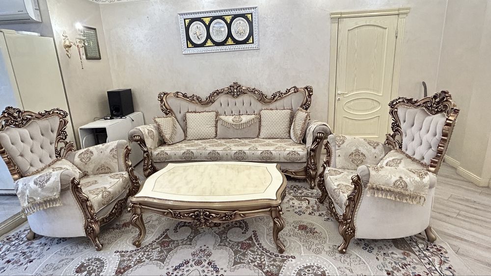 Диван из настоящего дерева, обработка лаком