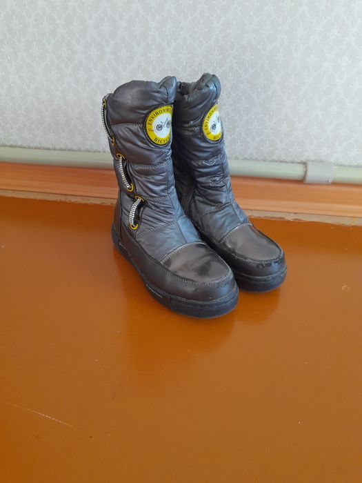 қыстық аяқ киімдер сатылады.