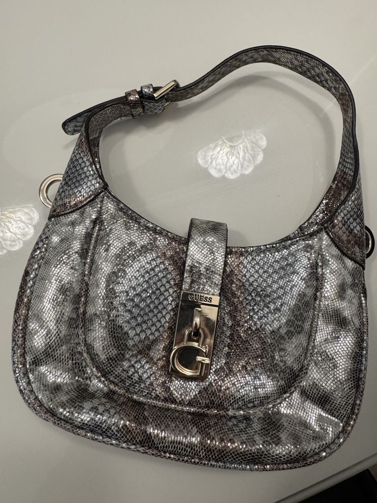 Оригинална чанта на Guess