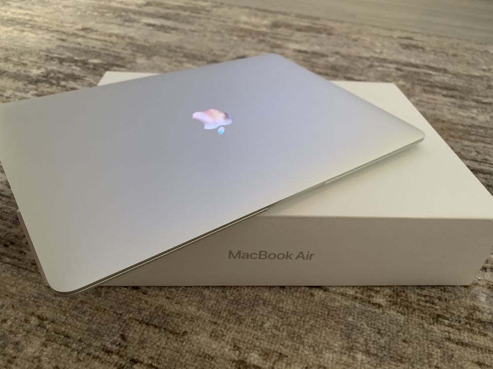 Продам  MacBook в идеальном состоянии, заряд 100%