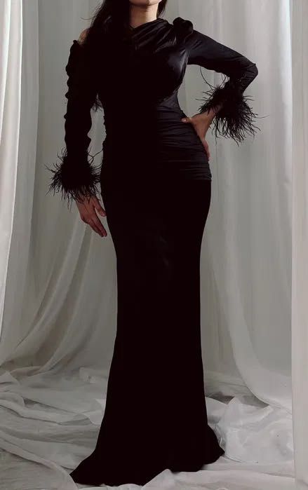 Продам черное вечернее платье с перьями