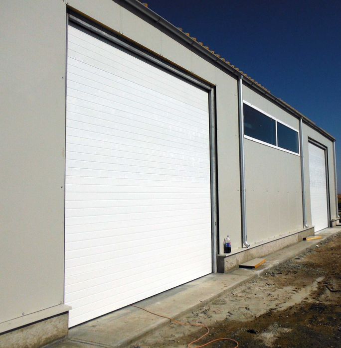 Usa sectionala izolata industriala 3500/3500 cu actionare lant