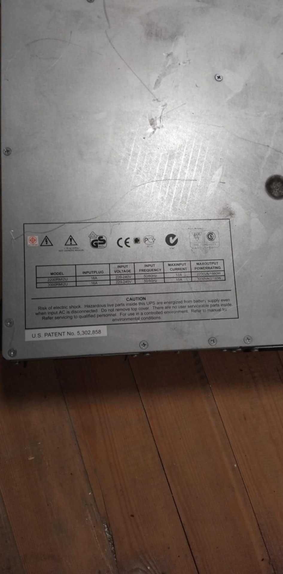 Продавам UPS с батериите заедно