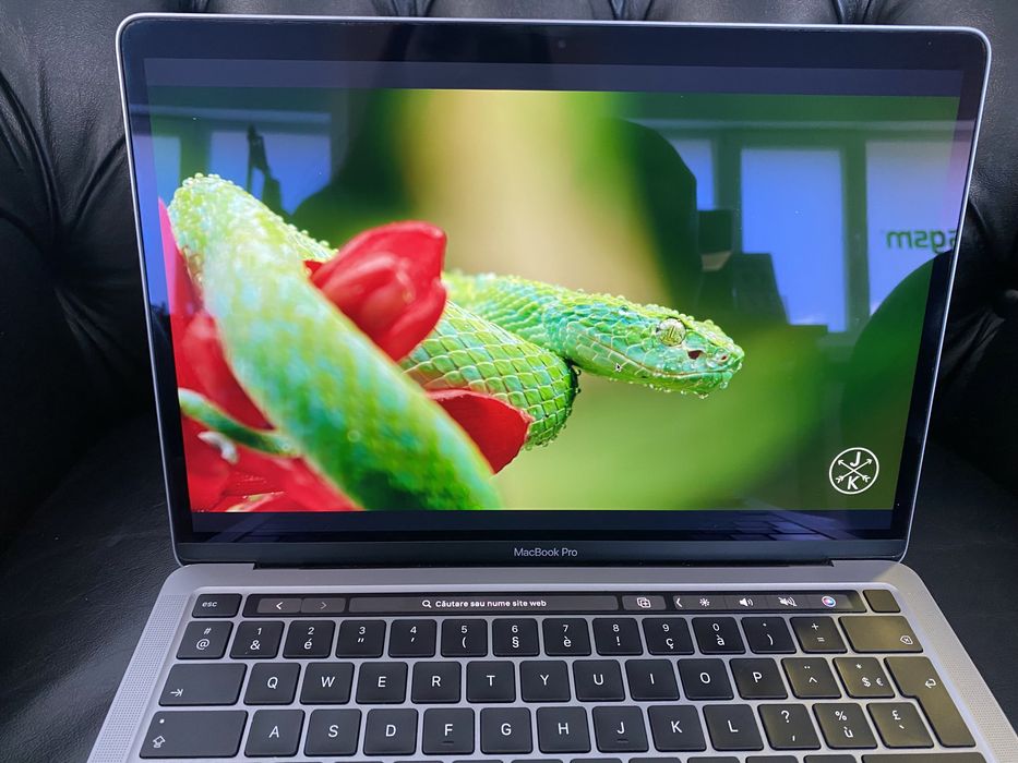 MacBook Pro 13-inch/ M1 / 8 Gb RAM / 256 Gb / Space Gray/ Ca nou |