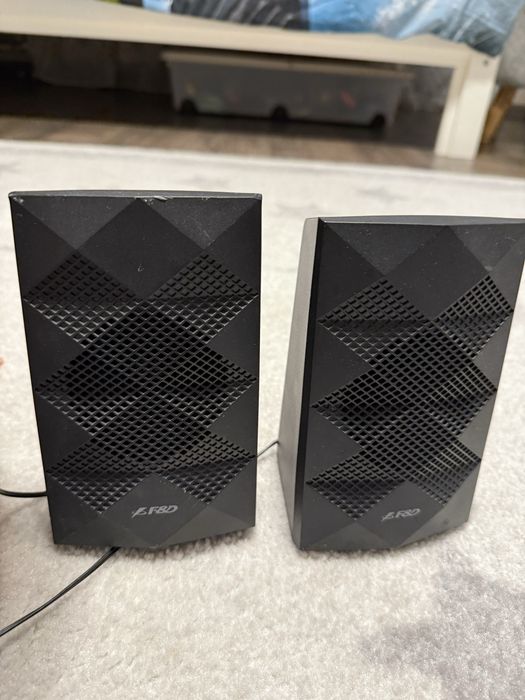 Компютър,екран,клавиатура и тонколони